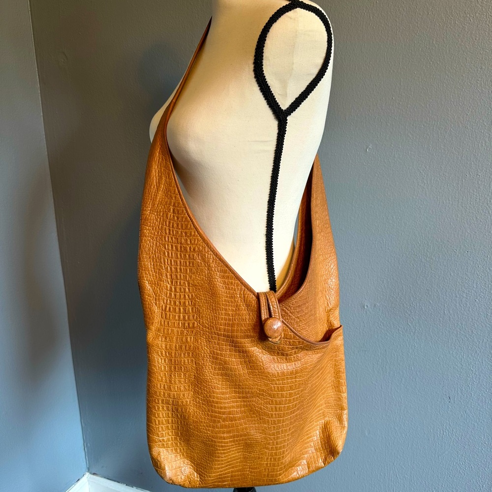 THOMAS LEATHER CAMEL COLOR CROSSBODY BAG.